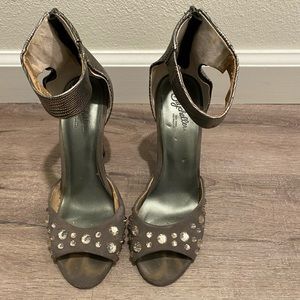 Rhinestoned metallic sandal hee